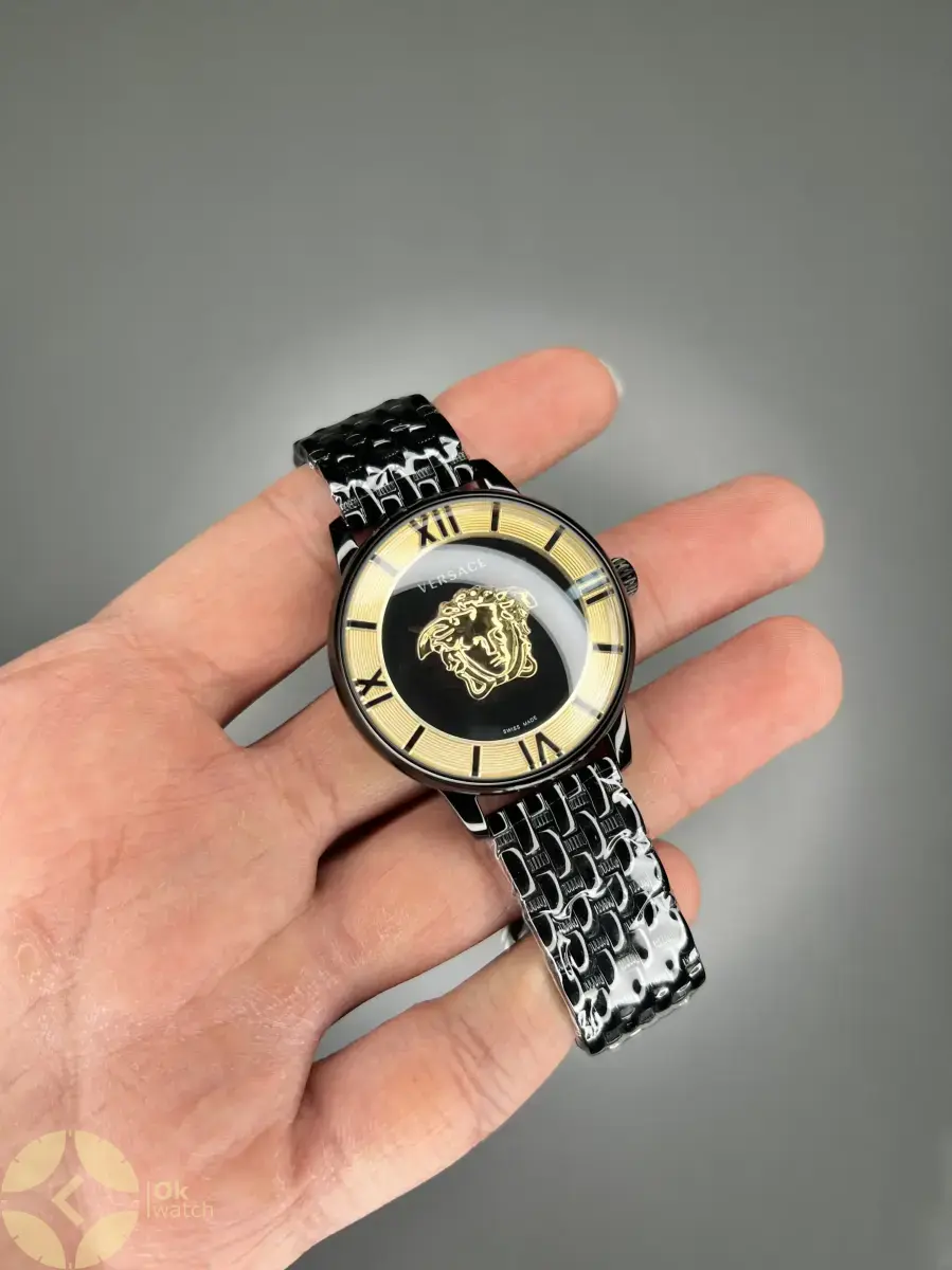 ساعت مچی ورساچه طرحدار بند مشکی صفحه مشکی طلایی Versace