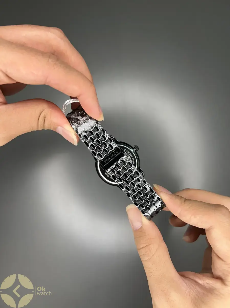 ساعت مچی ورساچه طرحدار بند مشکی صفحه مشکی طلایی Versace