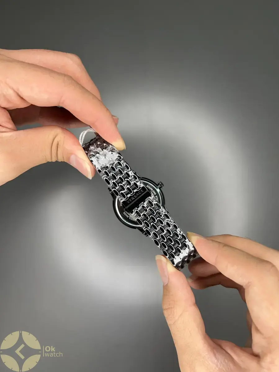 ساعت مچی ورساچه طرحدار بند مشکی صفحه مشکی طلایی Versace