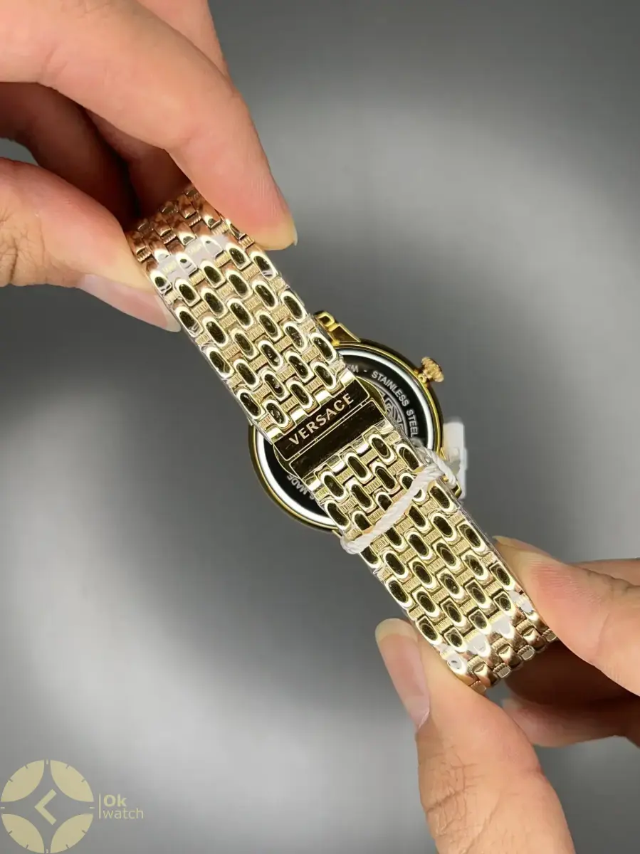 ساعت مچی ورساچه طرحدار بند طلایی صفحه سبز Versace