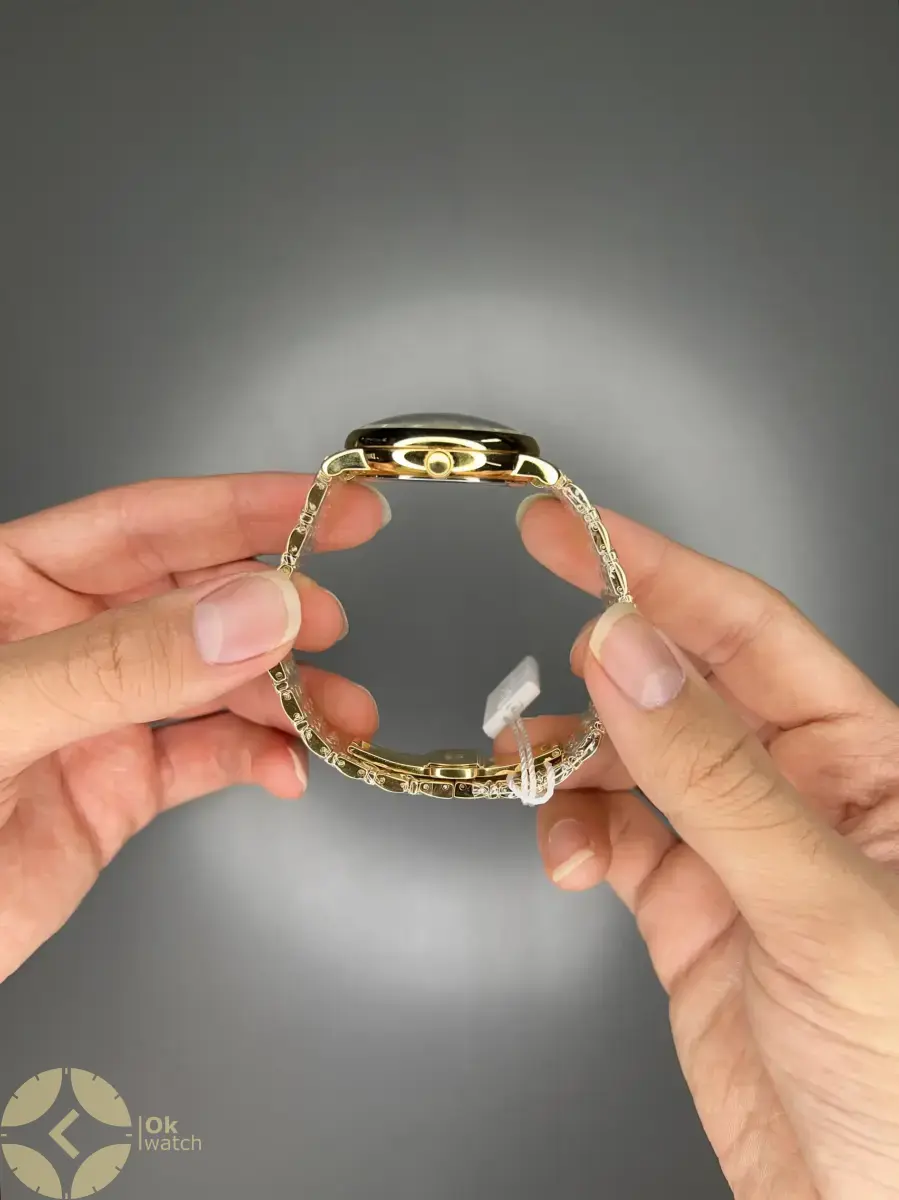 ساعت مچی ورساچه طرحدار بند طلایی صفحه سبز Versace
